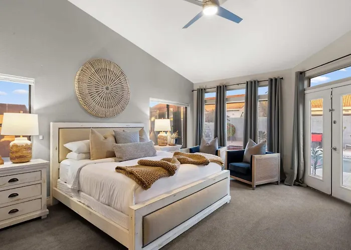 Lux Modern Escape Pool Putt Kierland Commons Holiday home *