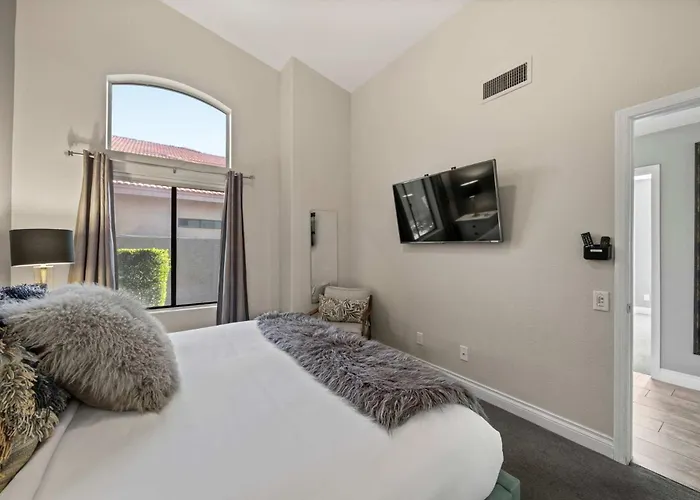 Holiday home Lux Modern Escape Pool Putt Kierland Commons